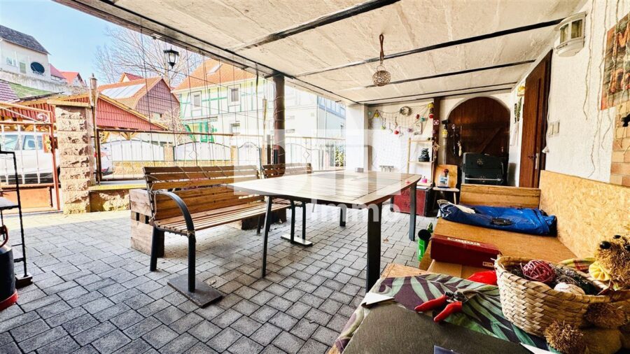 Charmantes Raumwunder in Birkenfelde: Historisches Fachwerk trifft auf solide Moderne - Terrasse / überdacht